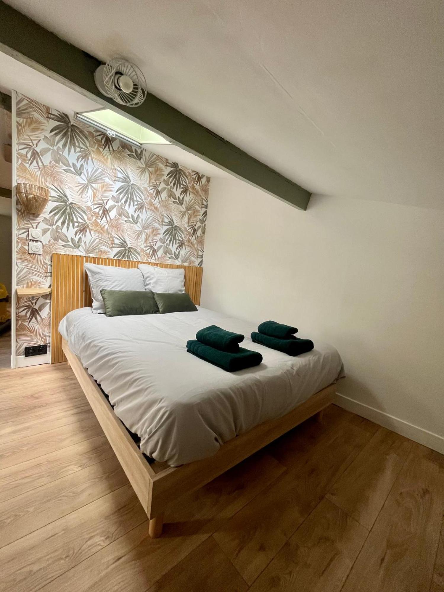 Sous Les Toits Du Parvis Apartment Niort Exterior photo